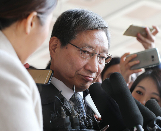 검찰 들어서는 장충기 미래전략실 사장       (서울=연합뉴스) 이상학 기자 = 장충기 삼성 미래전략실 차장(사장)이 18일 오전 서울 서초구 서울중앙지검에 들어서고 있다. 검찰은 참고인 신분으로 출석하는 장 사장을 상대로 최씨와 딸 정유라씨에게 말 구입 등 명목으로 35억여원을 특혜 지원하게 된 경위와 대가성 여부, 그룹 수뇌부의 역할 등을 확인할 방침이다. 2016.11.18      leesh@yna.co.kr  (끝)